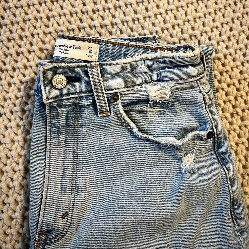 A&F “The Mom High Rise” in 27 / 4R.